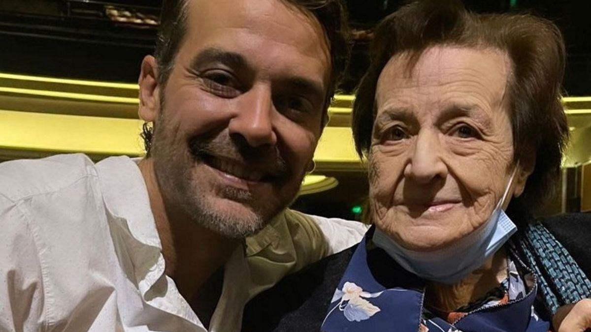 Pedro Alfonso y Lola, su fan de 92 años, en una función teatral de Una noche en el hotel.