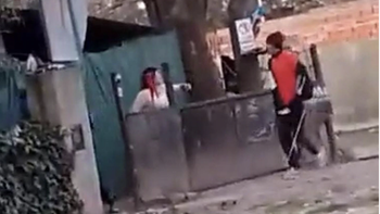 Video: una mujer le disparó en la pierna a un joven que intentó atacar a su hijo con un palo