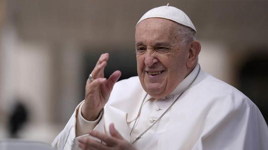El Papa Francisco lució la camiseta de un club del fútbol argentino y enloqueció a los hinchas