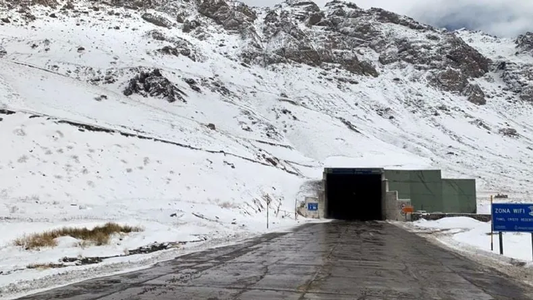 Cerraron el paso Cristo Redentor y más de seis mil chilenos quedaron varados en Mendoza