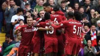 El Liverpool lo empató sobre el final y mantuvo la punta de la Premier