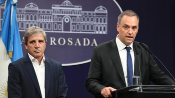 El Gobierno advirtió que el Banco Nación despedirá a empleados que pidan documentación de más para depositar dólares