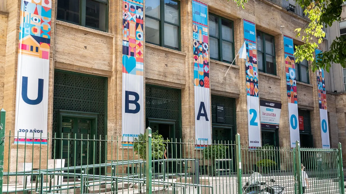 La ley Ómnibus propone que los extranjeros sin residencia en Argentina deban pagar en las universidades públicas (Foto: archivo).