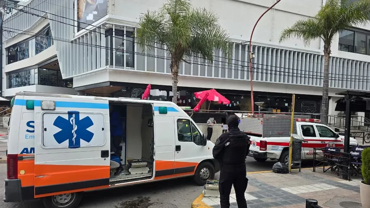 Un operario de 28 años sufrió quemaduras de segundo y tercer grado tras la explosión de un tablero eléctrico en el shopping WO de Villa Carlos Paz. 