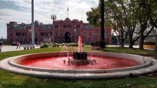 Por el aniversario de la muerte de Nisman, tiñeron de rojo al agua de dos fuentes de Plaza de Mayo