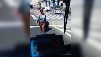 Carancho porteño: una mujer simuló ser atropellada por un colectivo en Retiro para cobrar un seguro