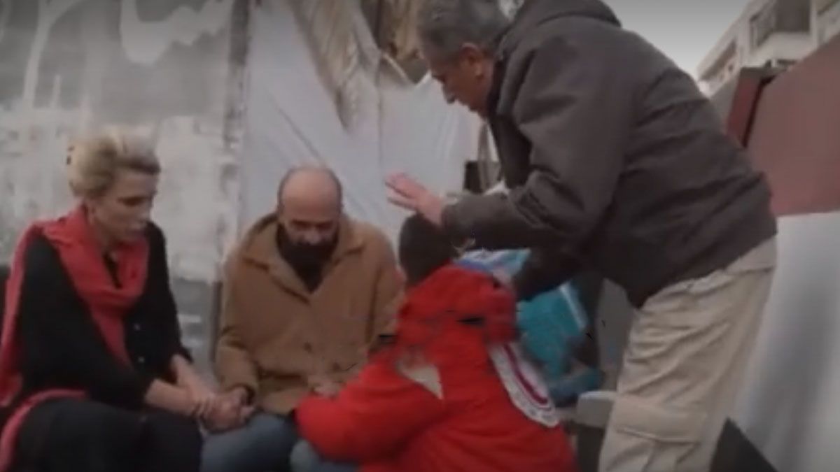El prisionero entró en shock cuando lo alimentaron luego de mucho tiempo sin comer, pero se estabilizó rápidamente. (foto: Captura de TV)