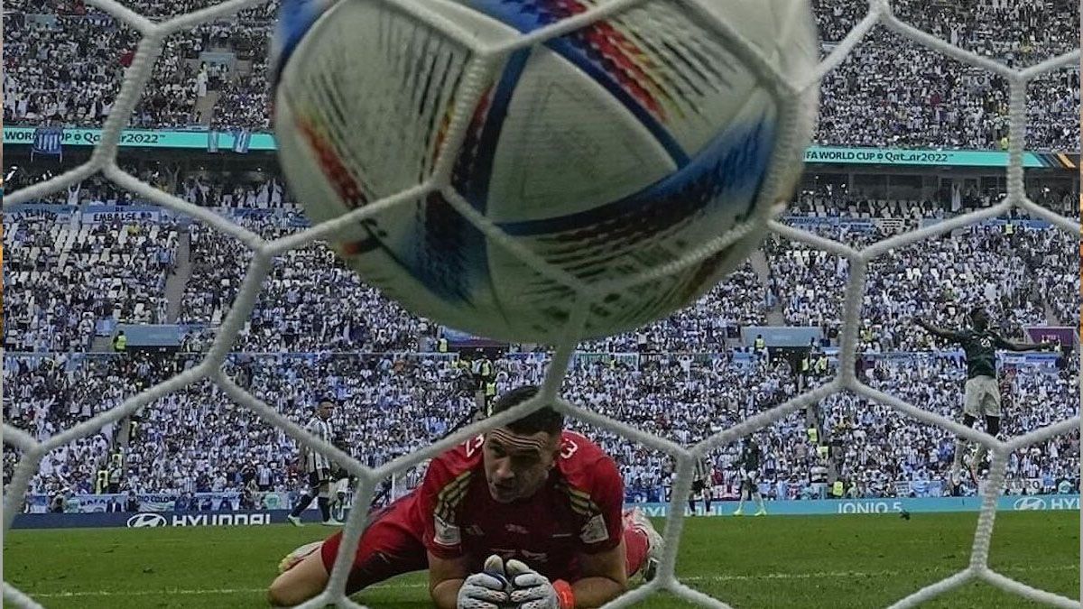 El Dibu Martínez sufre el gol de Arabia Saudita. Argentina perdió en el debut mundial (Foto: Twitter)