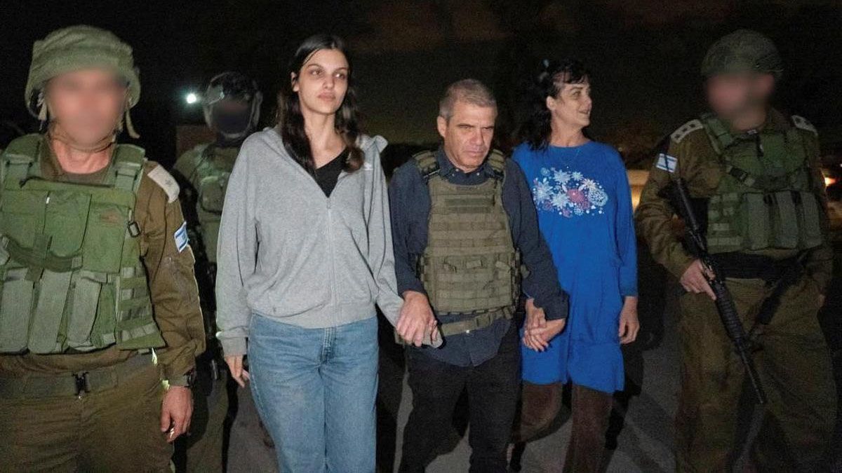 Tai Raanan y a su hija Natali Raanan, dos rehenes norteamericanas liberadas por Hamas. (Foto: gentileza El Peri&oacute;dico de Espa&ntilde;a).