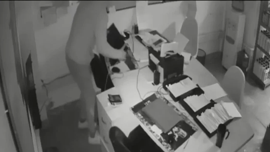 Le robaron ocho veces en tres meses y decidió irse del país