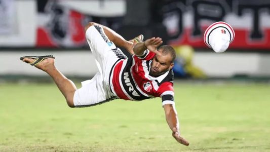 Desopilante: en el ascenso brasileño, un hincha le enseñó a un arquero cómo debía atajar