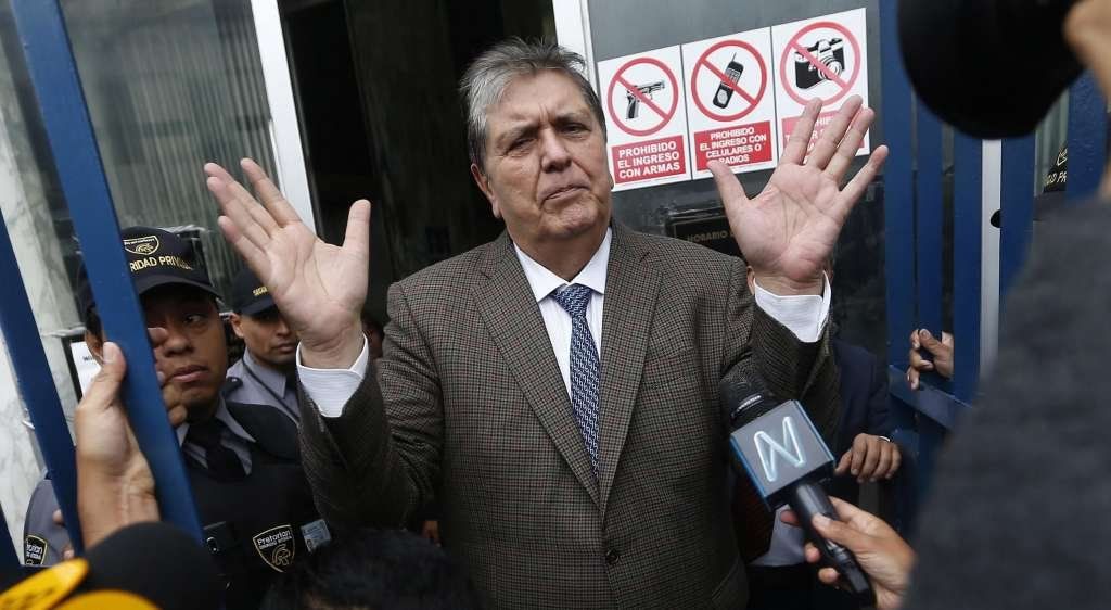 Impactante video: Alan García, empuñando el revólver, segundos antes de suicidarse