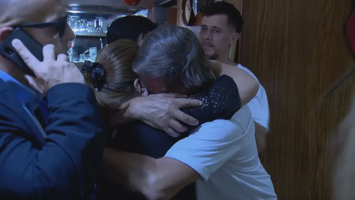 Los padres de Fernando Báez Sosa y el abuelo de Lucio Dupuy se dieron un emotivo abrazo.&nbsp;