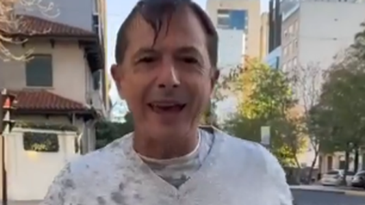 Campaña insólita: Daniel Lipovetzky se hizo mojar por un auto para mostrar las inundaciones