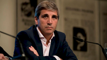 Luis Caputo adelantó que se podrían bajar impuestos antes de lo esperado por el superávit fiscal