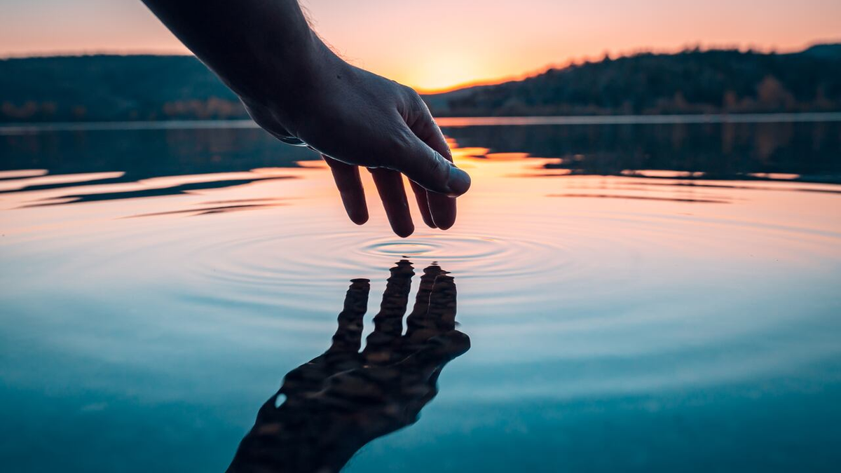 Soñar con agua clara en calma: representa serenidad emocional