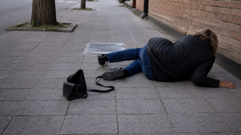 Aseguró que se cayó en la calle, presentó una demanda millonaria pero la descubrieron y le salió mal