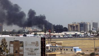 Sudán: grupos militares y paramilitares se enfrentan con bombardeos y disparos en la capital