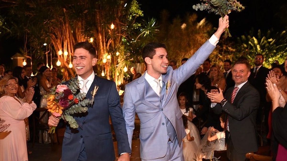 Pedro y Erick, durante la fiesta de casamiento. "Era un sue&ntilde;o", coincidieron (Foto: Instagram oficial adrianacarolinafotografia).