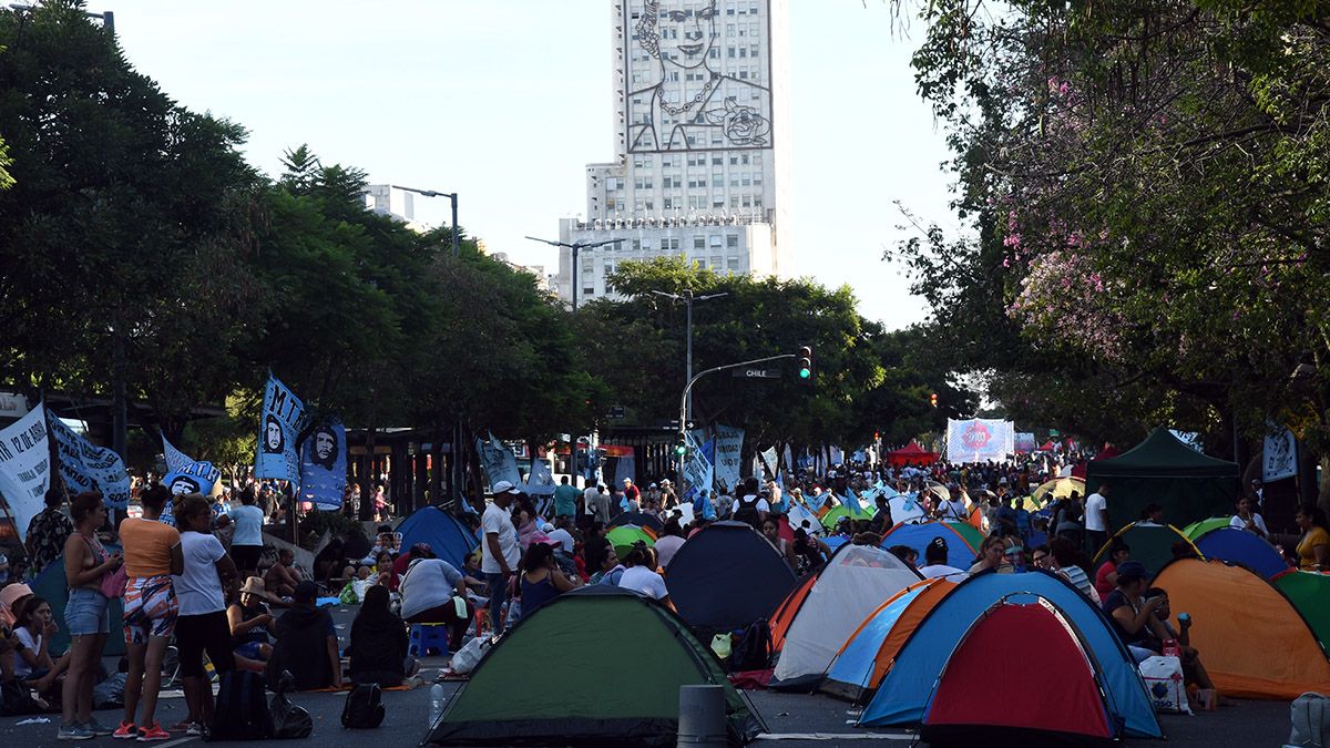 ¿Hasta cuándo sigue el acampe piquetero? (Foto: Télam)