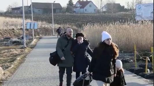 Guerra entre Rusia y Ucrania: masivo éxodo de ucranianos y largas colas para comprar provisiones