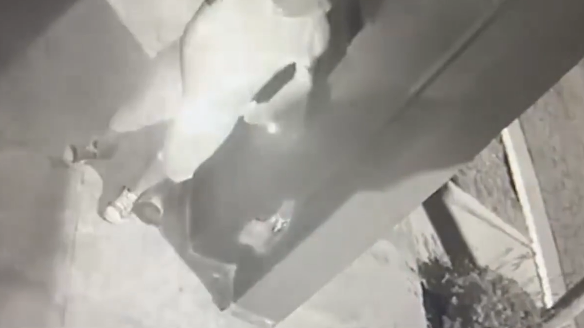 El agresor prendiendo fuego el local de la joven en Lomas de Zamora.&nbsp;