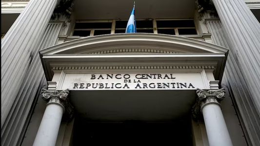 El Gobierno relativiza la corrida del dólar paralelo y no interviene a pesar del nuevo techo