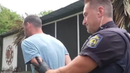 Papá dejó a su bebé de 18 meses en la camioneta y se perdió en el bar: tremendo dolor por lo que pasó con el niño