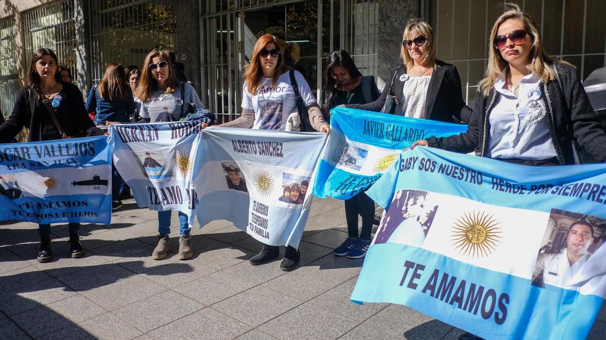 Los familiares de las víctimas del Ara San Juan (Foto: Télam).