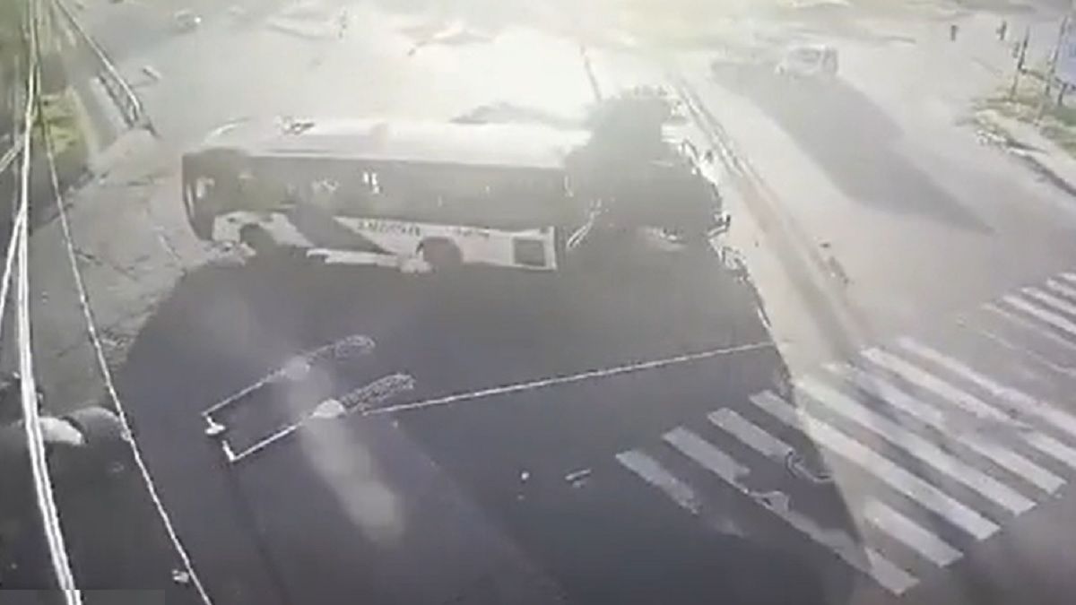 El impactante choque fue captado por una cámara local. Foto: captura de video.&nbsp;