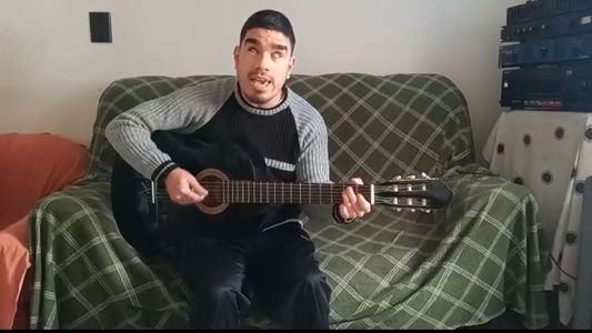 Es ciego y con su guitarra deslumbra en los festivales: La música es mi futuro y no voy a aflojar