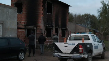 Una familia murió en un incendio, pero salvaron a su hijo de 2 años al tirarlo por la ventana