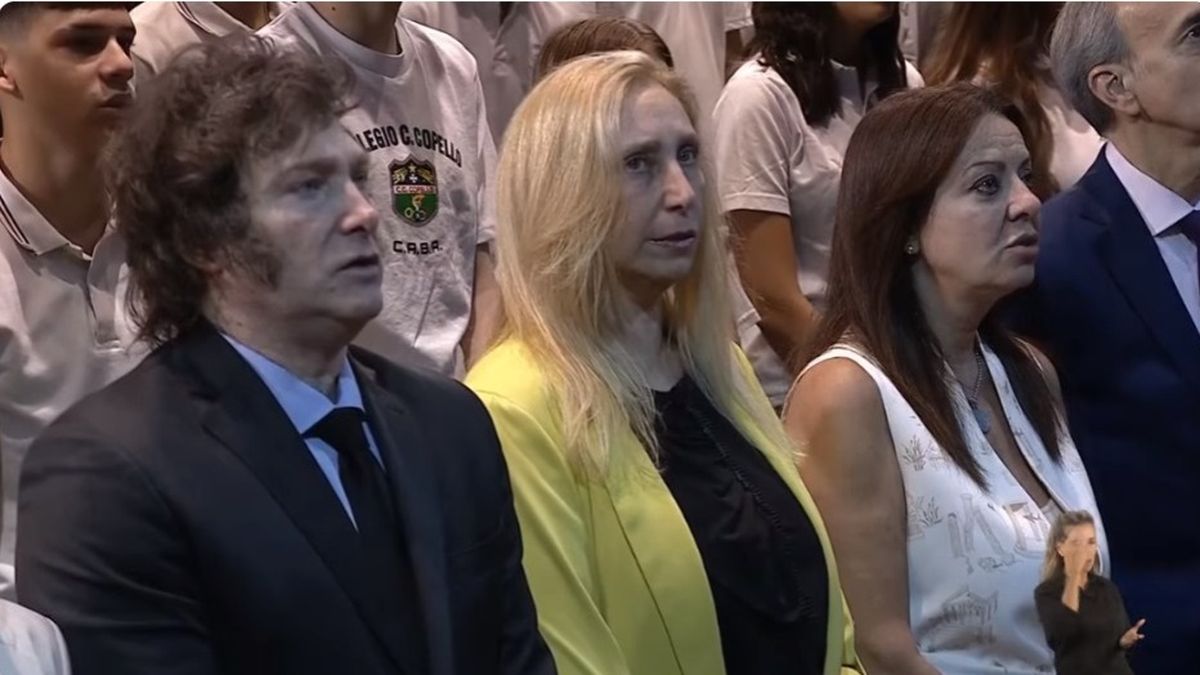 Javier y Karina Milei sostienen a Sandra PEttovello