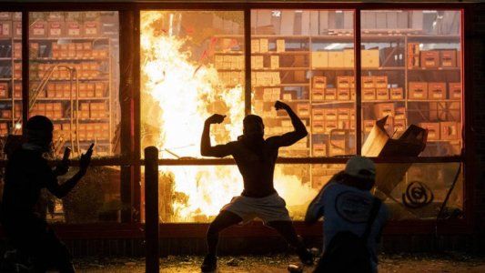 Un caso de gatillo fácil en Estados Unidos desencadenó una ola de protestas raciales y saqueos en Minneapolis