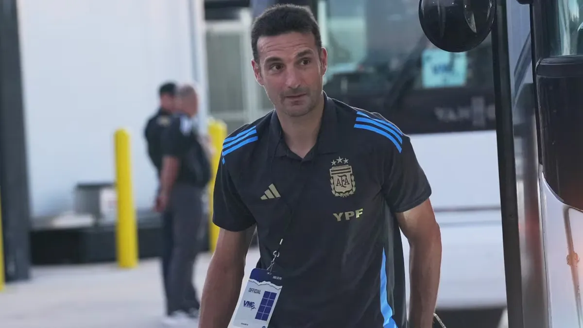Lionel Scaloni se refiri&oacute; a la situaci&oacute;n de Almada y de otros jugadores: "No nos metemos en la elecci&oacute;n de los clubes". (Foto: AP)