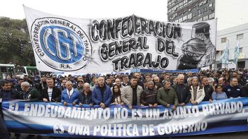 photoLa CGT marchó este jueves paen contra del plan económico de Javier Milei. Advirtió sobre un industricidio y recesión y anunció su apoyo&nbsp; la próxima marcha universitaria del 15 de octubre. (Foto: NA/Damián Dopacio).