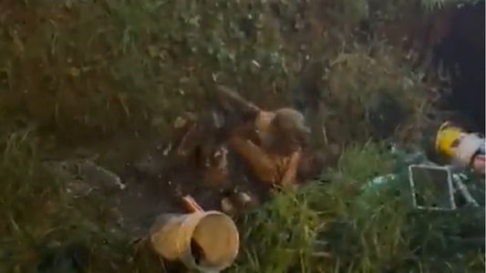 Brutal pelea de tres chicas en una zanja llena de barro a la salida de un boliche