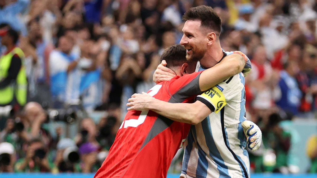 El "Dibu" y Messi las figuras del pase a semis de la Selección Argentina (Foto: FIFA).