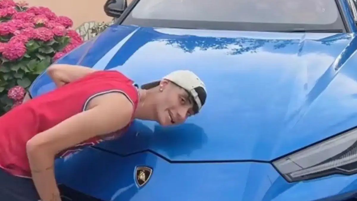 Di Pietro, desde el Lamborghini, se mofaba del Smart al que chocaron y provocaron la muerte de un ni&ntilde;o de 5 a&ntilde;os (Foto: gentileza Hipertextual).