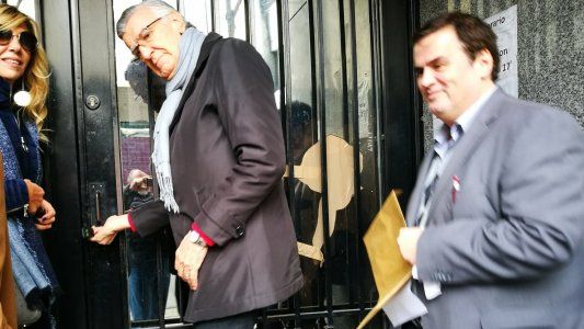 A poner los fideos: Gioja recuperó las llaves del PJ y se quejó de que le dejaron los “ceniceros llenos de puchos”