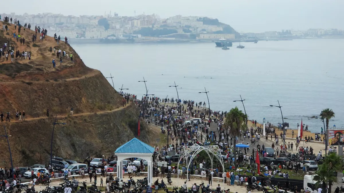 Miles de personas se concentraron en Castillejos, Marruecos, para cruzar a Ceuta (REUTERS)