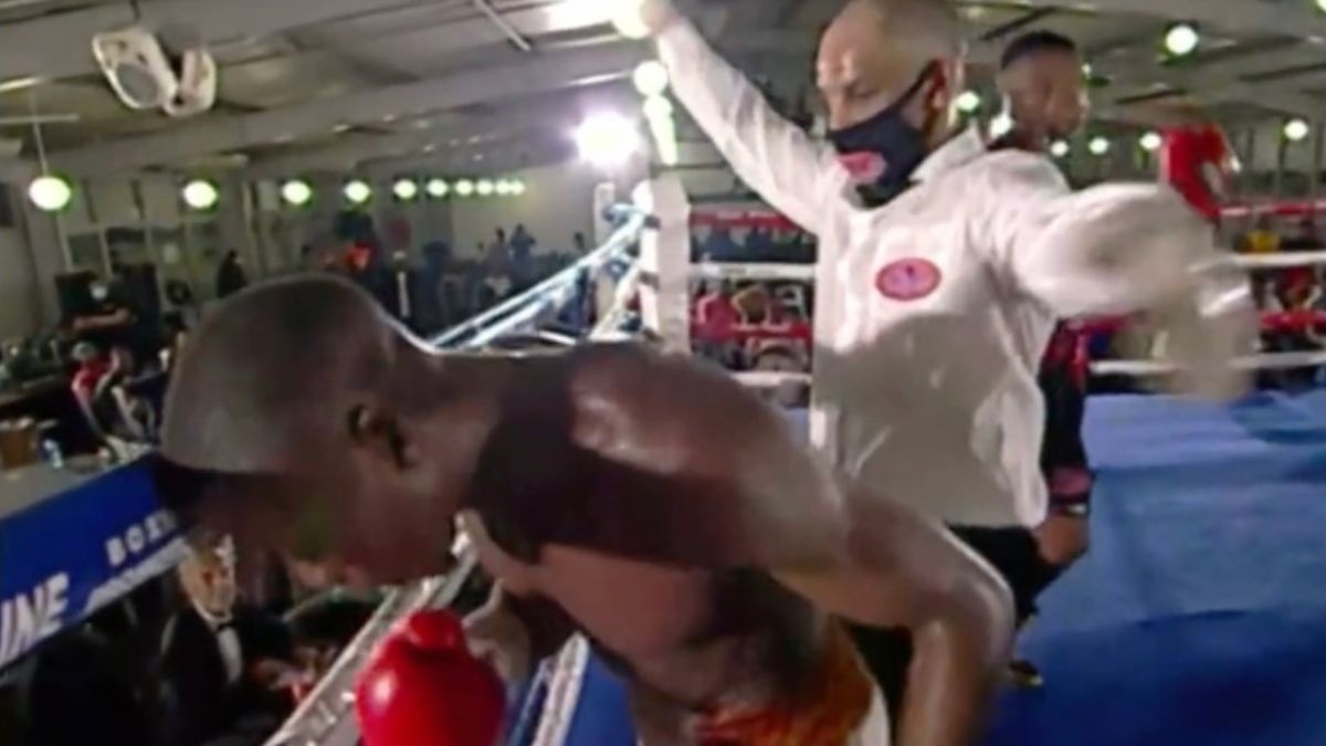Dramático: murió el boxeador africano que tiró piñas al aire durante una pelea