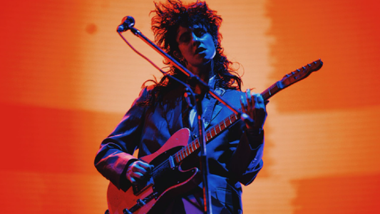 Marilina Bertoldi estrena el video de Bajan de día de noche esperan