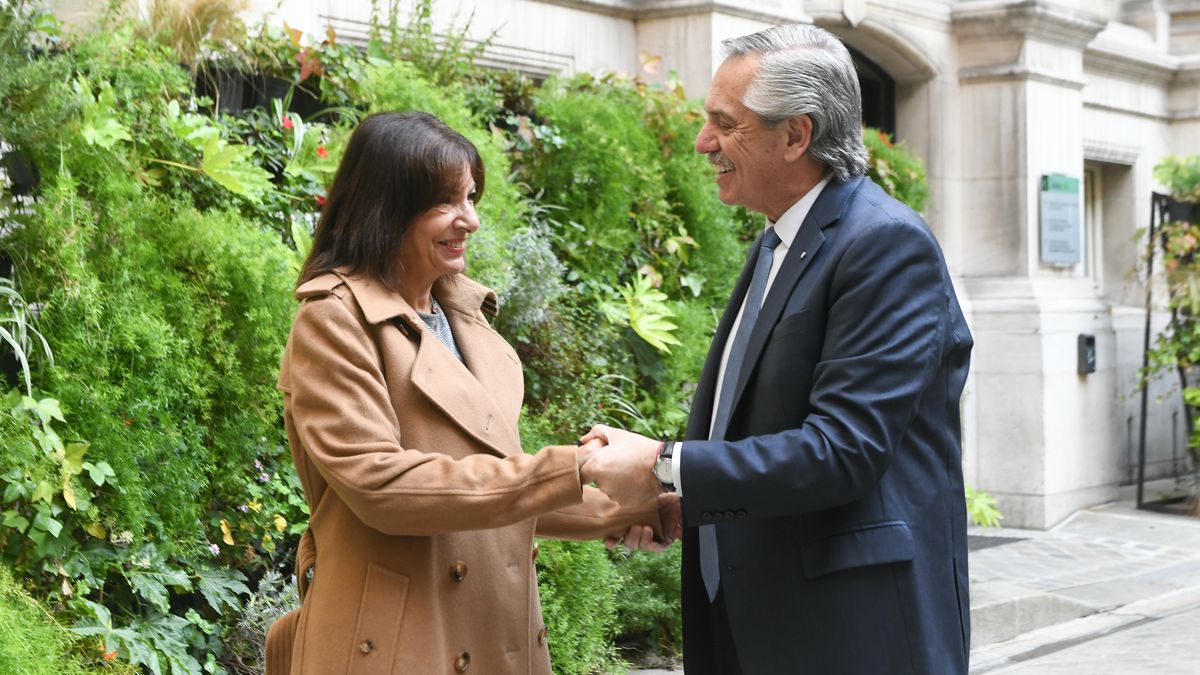Alberto Fernández se reunió con la alcaldesa de París