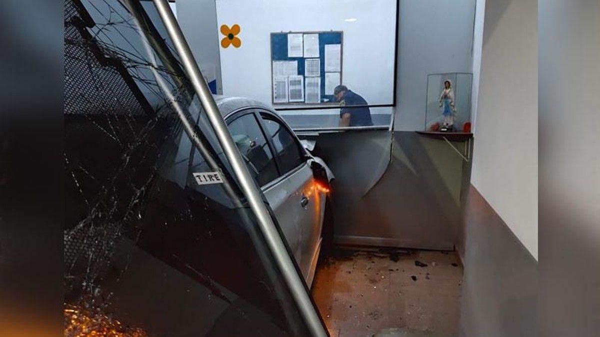 El accidente fue captado por las cámaras de seguridad del lugar.