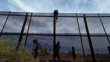 Lanzaron a un nene de 4 años desde el muro de 10 metros que separa a México de EE.UU.