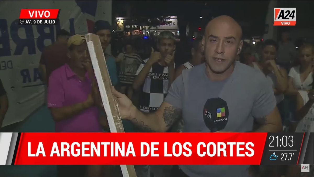 Esteban Trebucq dialogó con los manifestantes que acampan sobre la 9 de Julio (Foto: Captura).