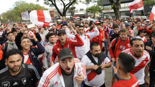 Los hinchas de River hicieron un banderazo en protesta por la localía