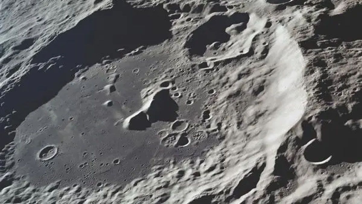 9Cráter en el polo sur lunar. Se cree que allí hay enormes masas de agua congeladas. (Foto: Gentileza Agencia Espacial China