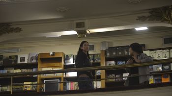 En la tarde del martes, antes de su show Dua Lipa visitó la tradicional librería El Ateneo.